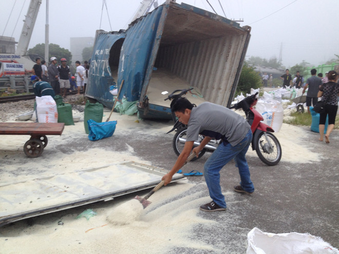 Xe container biển kiểm soát 15C – 03724, do Chu Văn Thắng (sinh năm 1973, quê Hải Phòng) điều khiển (trên xe chở 25 tấn gạo), lưu thông trên quốc lộ 10 rẽ vào xã Tân Thành) qua đường sắt.