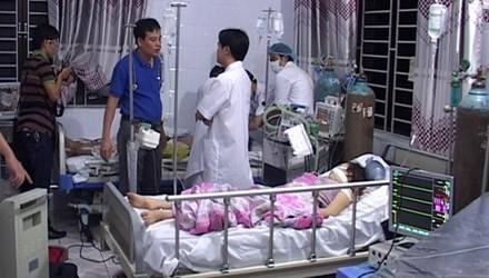 Nguyên nhân do khách đang hát thì quán karaoke mất điện, nhân viên quản lý đã cho chạy máy phát điện và đóng kín cửa, làm tất cả mọi người trong quán bị ngạt khí. Trong 6 nạn nhân suy hô hấp cấp cứu tại bệnh viện, 4 nạn nhân đã tử vong sau đó.