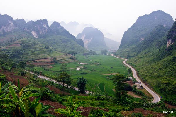 Đèo Mã Phục - Cao Bằng. Đèo Mã Phục nằm trên trục đường QL3 từ Phủ Lỗ đến cửa khẩu Tà Nùng, cách thành phố Cao Bằng 22 km. Đường đèo Mã Phục không rộng và không nguy hiểm lắm, phía Nam con đèo, đường vòng vèo lên dốc tới 4 tầng, nhưng khi lên tới đỉnh đèo thì phía Bắc chỉ có 2 cái dốc với một khúc cua để xuống, rất nguy hiểm cho xe khách đường dài, nhất là xe giường nằm.