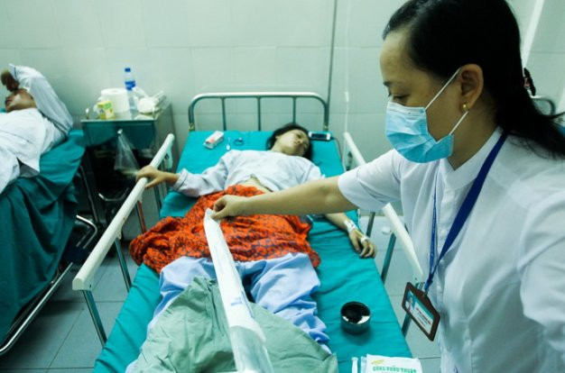 Đêm qua và sáng nay, nhiều gia đình có người thân gặp nạn vẫn chưa kịp lên tới Lào Cai. Những người trực tiếp trông nom, chăm sóc cho những người bị thương chủ yếu là bạn thân tại Lào Cai được gia đình từ nhiều địa phương nhờ giúp đỡ.