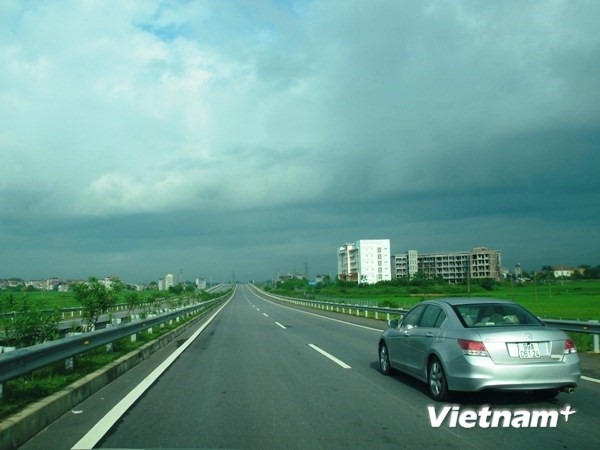 Chiều 31/8, những mét thảm bê tông nhựa cuối cùng trên tuyến cao tốc Nội Bài - Lào Cai đã được nhà thầu hoàn thiện tại tỉnh Phú Thọ và Yên Bái, theo đúng cam kết với Bộ GTVT.