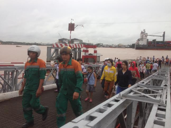 Để giải quyết tình trạng ùn tắc, người dân bị mắc kẹt, lực lượng chức năng đưa ra phương án ưu tiên học sinh, trẻ em, phụ nữ, người già được qua phà nhưng phải đi bộ vì xe máy không thể lên cầu dẫn vào lúc này.