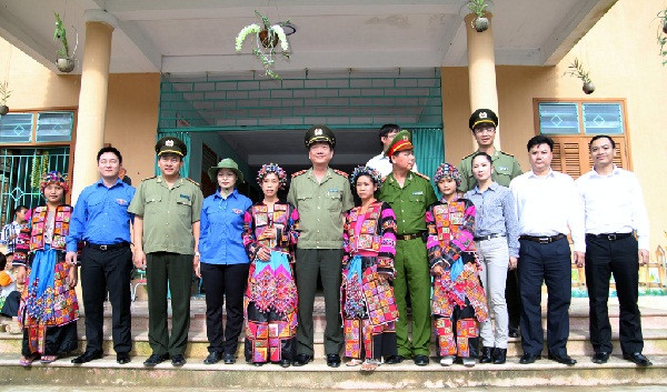 Tướng Nguyễn Xuân Tư dẫn đầu đoàn Thanh niên tình nguyện của Bộ Công an đi thăm hỏi và động viên nhân dân xã Sủng Là (Đồng Văn - Hà Giang) hồi giữa năm 2012.