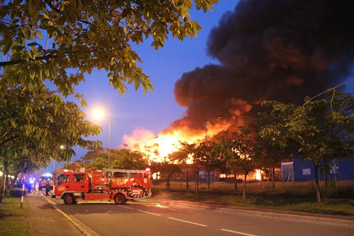 4. Cháy kinh hoàng tại Khu công nghiệp Việt Nam - Singapore. Vụ hỏa hoạn xảy ra vào lúc 16h ngày 18/9 tại kho hóa chất của công ty Sakata Inx Việt Nam nằm trong khu công nghiệp Việt Nam-Singapore (thị xã Thuận An, tỉnh Bình Dương). Ngọn lửa bùng phát dữ dội kèm theo nhiều tiếng nổ lớn khiến một số mảnh kim loại văng ra.