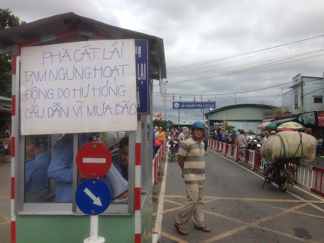 Biển thông báo phà Cát Lái tạm ngưng hoạt động do hư hỏng vì mưa bão.