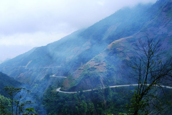 Đèo Khau Phạ - Yên Bái. Đèo Khau Phạ là một trong những cung đường vượt qua ngọn núi cao nhất ở Mù Cang Chải – đỉnh Khau Phạ. Nó còn nổi tiếng quanh co và dốc đứng thuộc hàng bậc nhất Việt Nam. Con đèo này đặc biệt nguy hiểm vào những ngày sương mù vì không có rào chắn hay bất kỳ biển cảnh báo nào.