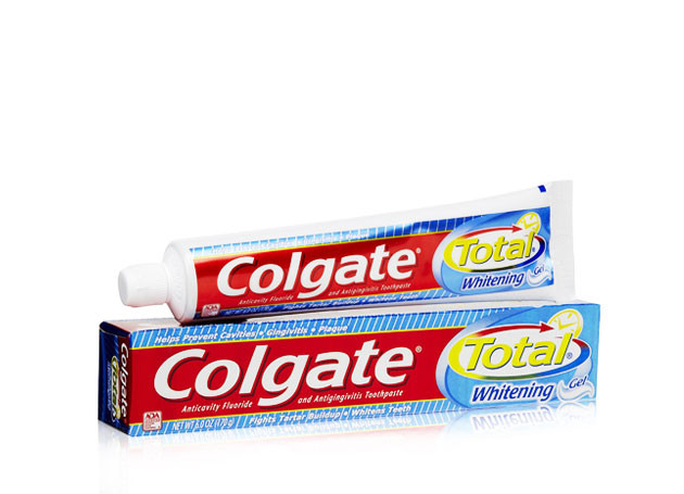10. Người tiêu dùng hoang mang về Colgate có Triclosan gây ung thư. Hiện tại những lùm xùm liên quan đến việc kem đánh răng Colgate có Triclosan, chất làm tăng nguy cơ gây ung thư cho con người, vẫn chưa sáng rõ. Mọi thắc mắc về việc tại sao hàm lượng triclosan không được ghi trên bao bì và tại sao ở Việt Nam chỉ có kem đánh răng Colgate sử dụng Triclosan trong khi các loại kem khác lại không... đều không được Công ty TNHH Colgate Palmolive Việt Nam trả lời rõ ràng. Điều này khiến người tiêu dùng không khỏi hoang mang, lo lắng.
