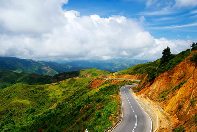 Đèo Pha Đin - Sơn La. Đèo Pha Đin nằm trong hệ thống cao nguyên Tả Phìn, với hai đầu nằm ở hai tỉnh Sơn La và Điện Biên. Với tổng chiều dài 32 km, con đèo này có địa thế hết sức hiểm trở, một bên là vách đá dựng đứng, một bên là vực sâu thăm thẳm. Hơn nữa, nơi đây còn có vô số các khúc cua nguy hiểm như cua tay áo, cua chữ A, chữ Z nối tiếp nhau khiến nó được mệnh danh là một trong những đường đèo nguy hiểm nhất vùng Tây Bắc.