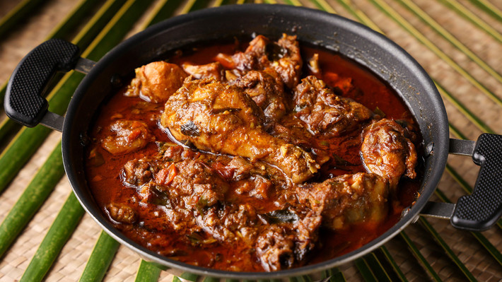Gà Chettinad (Ấn Độ): Món cà ri gà siêu cay đến từ vùng Chettinad thuộc bang Tamil Nadu, Ấn Độ. Gà Chettinad hoàn hảo khi ăn với bánh kếp mỏng Dosa hoặc Appams, bánh mì Paratha hoặc cơm. Tại Ấn Độ, bạn cũng có thể thưởng thức Vindaloo, món cà ri có ớt scotch - một trong những nguyên liệu có hương vị cay như thiêu đốt. Ảnh: Sanirimpan/Adobe Stock.
