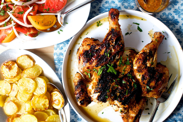 Gà nướng Piri Piri (Mozambique và Angola): Sốt piri piri ban đầu được sản xuất bởi người Bồ Đào Nha ở khu vực Nam Phi. Nước sốt được làm từ ớt piri piri - một trong những loại ớt cay nhất hành tinh. Loại sốt ớt trứ danh được sử dụng nhiều nhất trong chế biến thịt gà. Điểm đặc biệt của món gà nướng này là thịt mọng nước, lớp da giòn và hương vị thấm đẫm nước sốt chua cay. Ảnh: Smitten Kitchen.