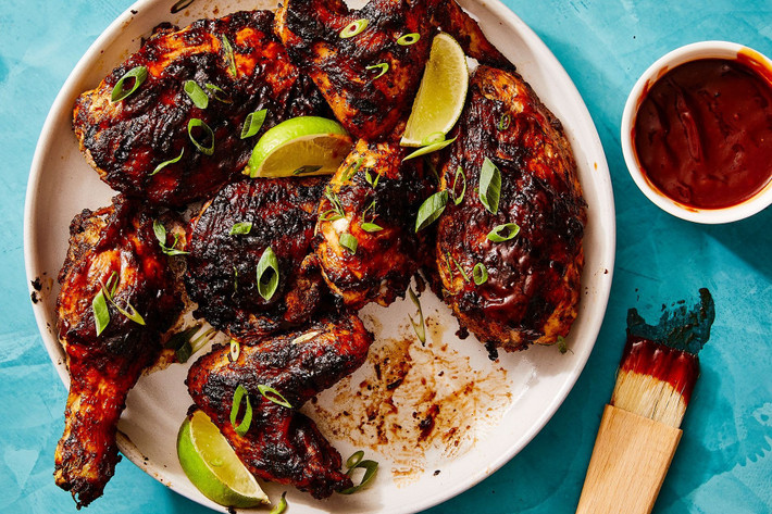 Jerk Chicken (Jamaica): Hương vị cay nồng của loại ớt scotch bonnet đặc trưng trong món thịt gà hoặc thịt lợn hun khói, được bán phổ biến trên khắp hòn đảo. Khi chế biến Jerk Chicken, thành phần hỗn hợp gồm quế, húng tây, nhục đậu khấu, đinh hương và tỏi được chà khô trên thịt, sau đó đem nướng để tăng hương vị. Ảnh: Delish.