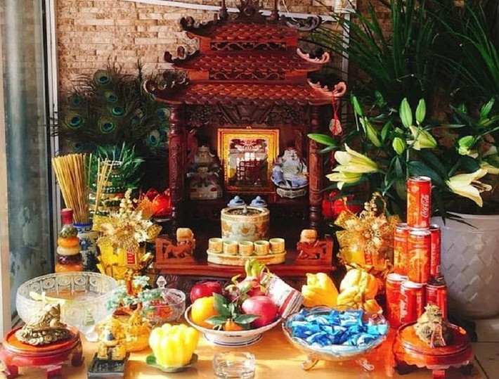 Bàn thờ Thần Tài. Bàn thờ là nơi vô cùng linh thiêng, nhất là bàn thờ Thần Tài là nơi đón lộc trong mỗi gia đình. Chính vì vậy, dù bạn không cần dùng tới hoặc một lý do nào đó không cần tới nữa cũng đừng bao giờ vứt chúng đi, hoặc đem cho người khác. Theo phong thủy, nó gây ra sự chia cắt, phản bội lại thứ đã giúp đỡ ta trong cuộc sống hàng ngày.