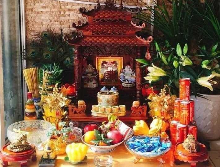 Theo phong thủy và quan niệm từ xưa, thì mỗi một gia chủ đều có tuổi và mệnh riêng của mình, khi thỉnh bàn thờ Thần Tài họ đều lựa chọn những thứ phù hợp với vận mệnh của họ.