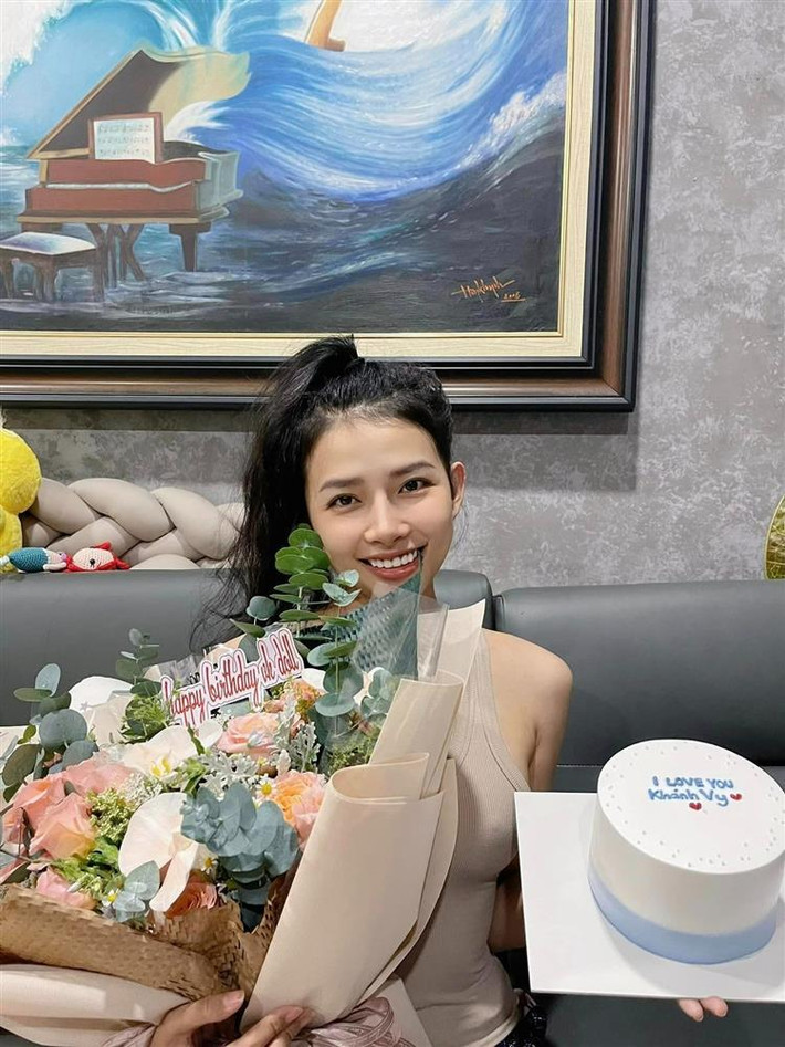 ới bà xã, Phan Mạnh Quỳnh luôn tinh tế và lãng mạn. Vào các dịp lễ hay ngày kỷ niệm quan trọng, nam ca sĩ thường chuẩn bị hoa, quà tặng vợ. Ngược lại, Khánh Vy cũng thường xuyên bày tỏ tình cảm dành cho ông xã trên mạng xã hội (Ảnh: Facebook nhân vật).