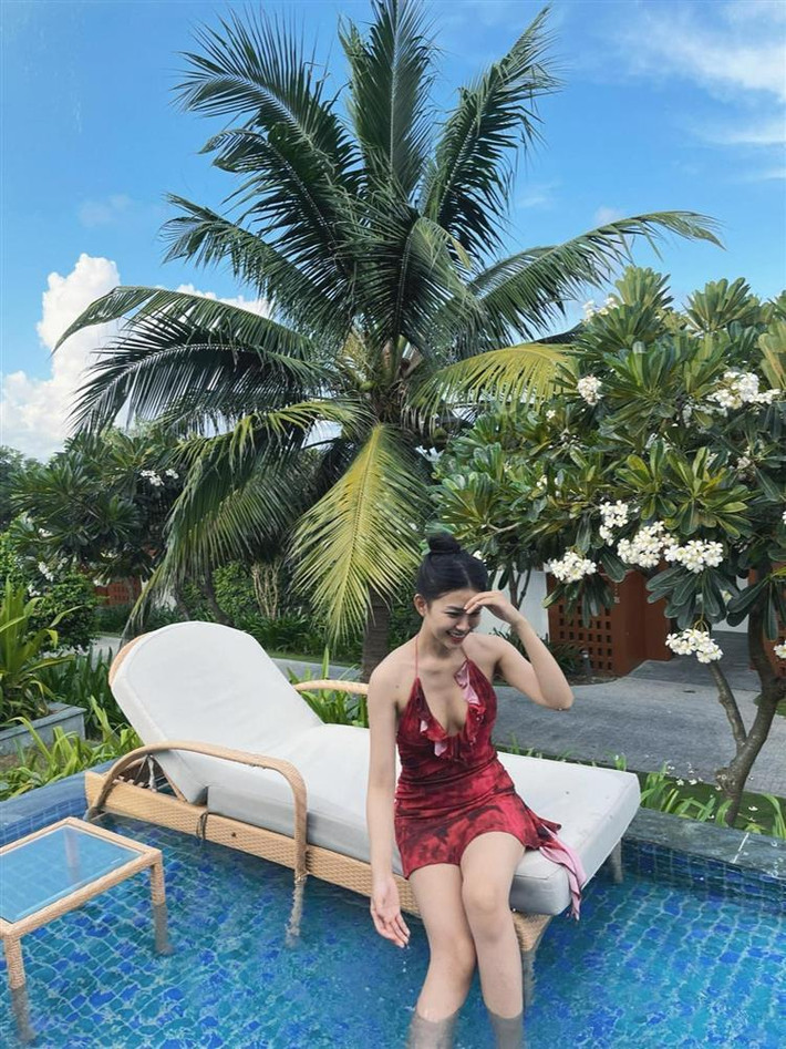Bà xã Phan Mạnh Quỳnh nhận được nhiều lời khen ngợi về sắc vóc sau khi sinh. Cô cho biết bản thân kiên trì tập luyện và kiểm soát chế độ ăn uống hợp lý để nhanh chóng lấy lại vóc dáng (Ảnh: Facebook nhân vật).