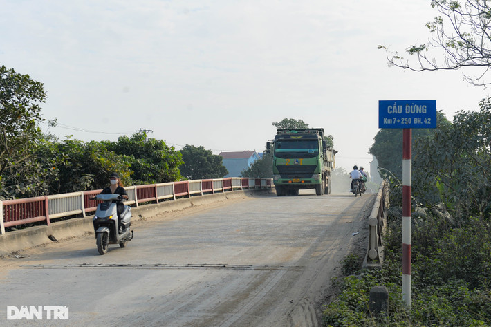 Theo thông tin từ UBND xã Thanh Long, huyện Yên Mỹ, thi thể cháu Trần Q.A. (2 tuổi) được lực lượng chức năng phát hiện dưới chân cầu Đừng vào sáng 13/12.