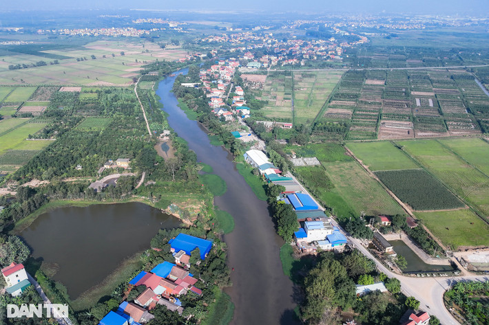 Trong hai ngày (12-13/12), trên sông Bắc Hưng Hải, đoạn qua địa bàn xã Thanh Long (huyện Yên Mỹ, tỉnh Hưng Yên) người dân, chính quyền địa phương phát hiện thi thể anh Trần Văn C. (27 tuổi) cùng 2 con gái nhỏ của vợ chồng anh này là cháu Trần L.A. (4 tuổi); Trần Q.A. (gần 2 tuổi). Trong đó, thi thể anh C. được phát hiện vào sáng 12/12. Còn thi thể hai cháu L.A. và Q.A. lần lượt được tìm thấy trong sáng 13/12.