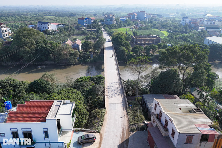 Trước đó, vào ngày 7/12, anh C. dẫn 2 con gái nhỏ ra khỏi nhà. Khi đi, anh này không mang theo vật dụng, tài sản gì, kể cả điện thoại. Đến chiều cùng ngày, anh C. đưa theo 2 con gái đến cầu Đừng (địa phận giáp ranh thôn Đặng Xá và thôn Thụy Lân, xã Thanh Long, huyện Yên Mỹ).