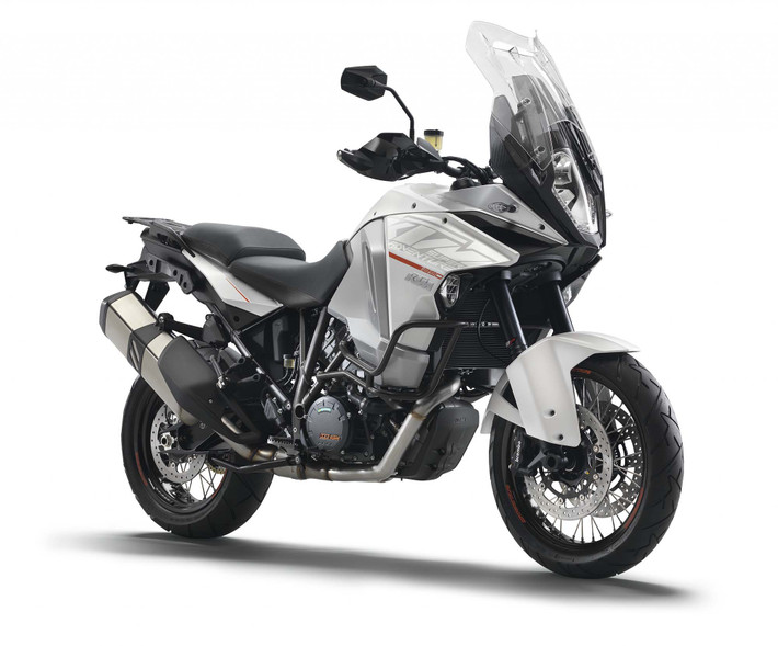 Hãng KTM tung ra thị trường năm 2015 với mẫu 1290 Super Adventure, sử dụng chung động cơ với mẫu mô tô 1290 Super Duke R - loại động cơ V-twin 1.301 phân khối.