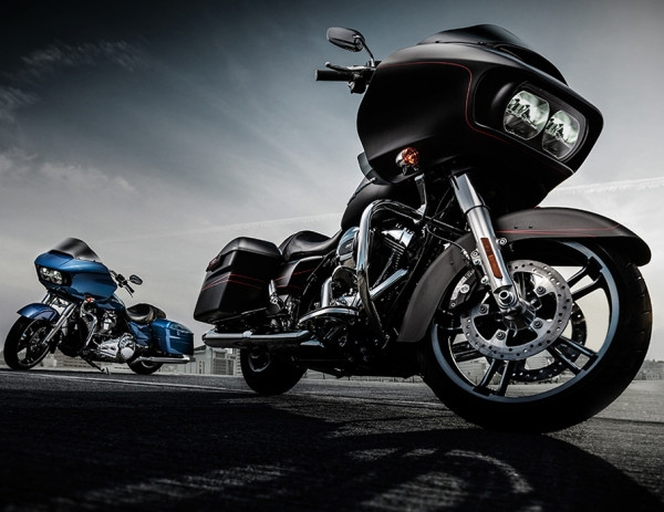 Đại diện đến từ Harley-Davidson là mẫu Road Glide với động cơ Twin Cam 103 công suất 1.690 phân khối và hộp truyền động 6 cấp Cruise Drive. Phiên bản mới có một số thay đổi như mặt nạ thon gọn hơn, cụm đèn pha đôi ấn tượng, hệ thống thông tin giải trí dễ sử dụng hơn.