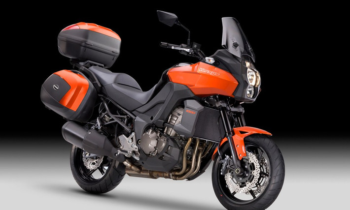 Kawasaki sẽ cho ra mắt mẫu Versys 1000 vào năm 2015. Versys 1000 được trang bị động cơ 4 xi-lanh thẳng hàng làm mát bằng dung dịch công suất 1.043 phân khối. Mẫu xe có phong cách thể thao hơn nhờ cụm đèn pha được chia sang 2 bên thay vì để dọc một cụm như trước đây.