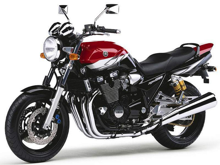 Hãng xe Yamaha góp mặt với mẫu naked-bike cỡ lớn XJR1300, động cơ 4 xi-lanh thẳng hàng dung tích 1.251 phân khối làm mát bằng không khí, cho công suất 96,4 mã lực và mô-men xoắn cực đại 108Nm. Mô tô này sẽ được bán ra tại châu Âu vào tháng 12/2015.