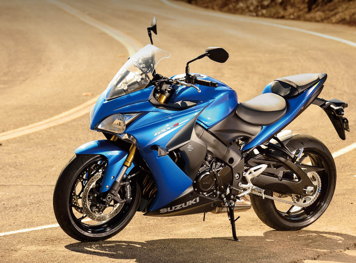 Đại diện của Suzuki có GSX-S1000, mẫu xe sử dụng chung động cơ với GSX-R1000. Đó là loại 4 xi-lanh thẳng hàng dung tích 999 phân khối cho công suất 182,5 mã lực và mô-men xoắn cực đại 116,5Nm.