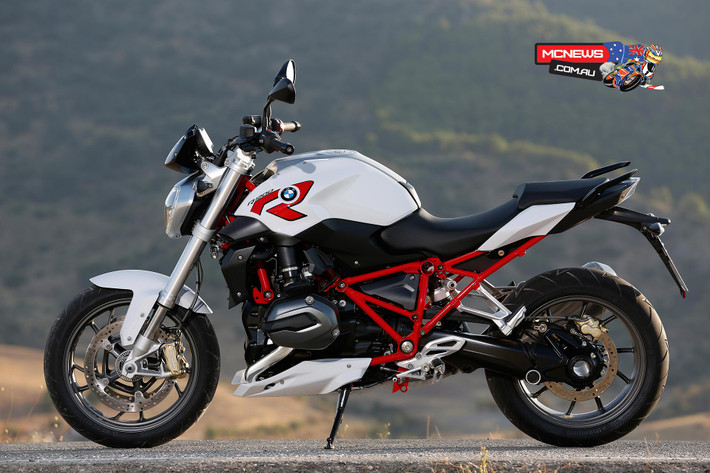 Theo sau là BMW R1200R trang bị động cơ boxer 1.170 phân khối làm mát bằng dung dịch, công suất 125 mã lực và mô-men xoắn cực đại 124,6 Nm.