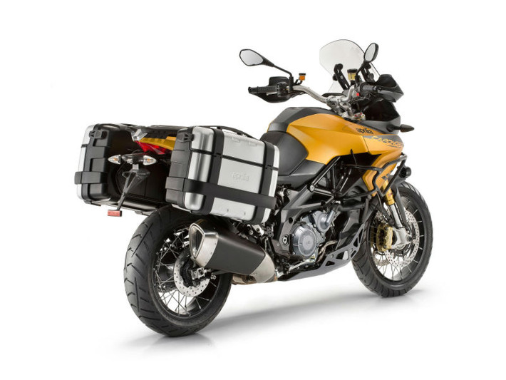 Thị trường mô tô năm 2015 cũng có sự góp mặt của Aprilia Caponord 1200 Rally sử dụng động cơ V-Twin 1.197 phân khối. Xe trang bị bộ vành nan hoa 19 inch phía trước và 17 inch phía sau.