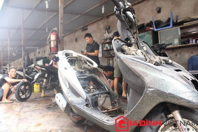 Những chiếc xe ga đời cũ muốn vận hành tạm ổn thì đều phải qua các công đoạn cân chỉnh, sửa chữa, làm lại yếm... mới có thể đem ra bày bán tại chợ Dịch Vọng. Nhưng phần đông người dùng khá e dè với các dòng này bởi khi sử dụng nó thì... "một tiền gà, ba tiền thóc".