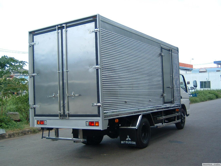 Được biết, mảng xe tải, xe buýt của Mitsubishi do công ty Mitsubishi Fuso Truck & Bus Corp. (MFTBC) quản lý, nhưng 89% cổ phần MFTBC lại do tập đoàn mẹ của Mercedes-Benz là Daimler AG nắm giữ.