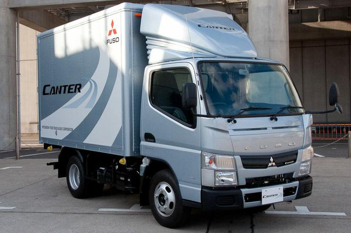 Việc Mercedes-Benz Việt Nam trở lại với mảng ô tô thương mại sau khi dừng sản xuất và phân phối dòng xe buýt 16 chỗ ngồi Sprinter khá ăn khách khiến không ít người tiêu dùng Việt bất ngờ.