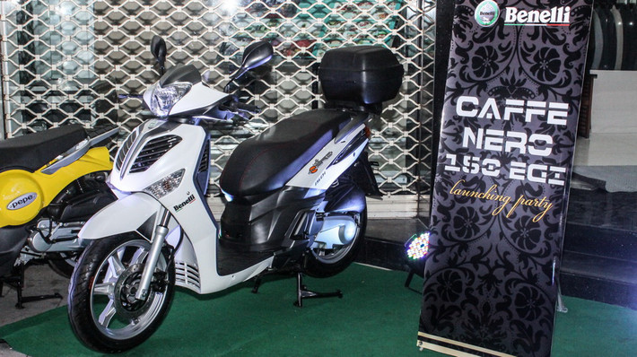 Benelli Caffé Nero 150 EFI có kích thước dài x rộng x cao tương ứng 2.070 x 715 x 1.260 mm, chiều cao yên xe 800 mm.