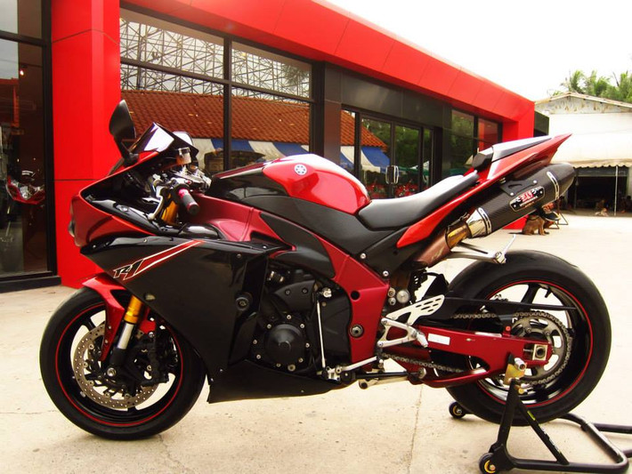 Chiếc R1 đời 2009 này sở hữu tông màu đỏ đen và được trang bị một số đồ chơi nhưng vẻ đẹp mà nó mang lại khiến người xem khó cưỡng.