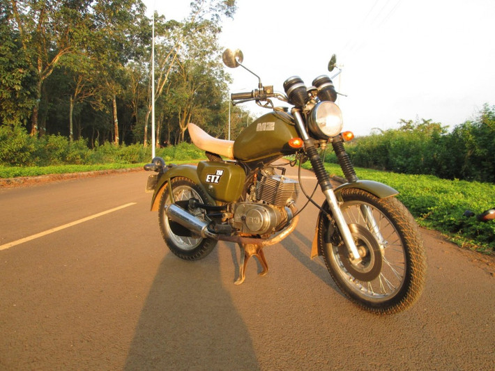 MZ150 này được một biker trong hội xe cổ Minsk độ lại theo phong cách nhà binh. Toàn thân xe được phủ màu xanh lính đặc trưng.