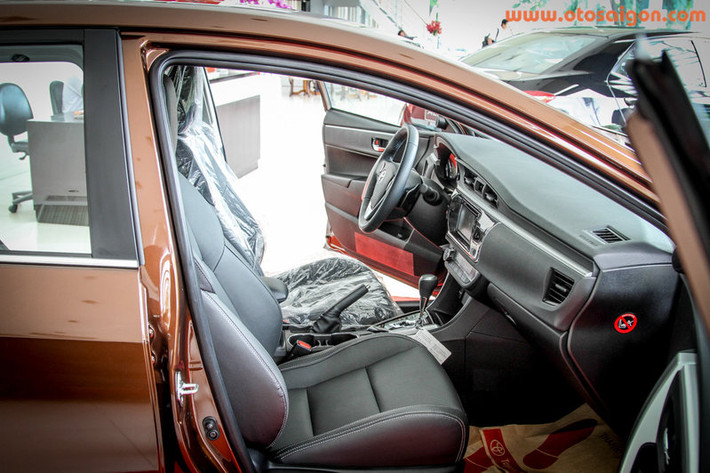 Bên trong nội thất, Altis 2.0 CVT cũng được chăm chút khá kĩ lưỡng với ghế ngồi bọc da, điều hoà tự động, nút bấm khởi động start/stop, chìa khoá thông minh...