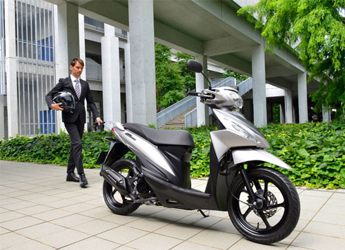 Xe có chiều cao yên xe 755 mm và trọng lượng thô là 97 kg, dung tích bình xăng 5,2 lít.
