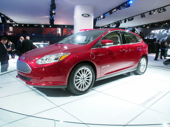 Theo đó, mức giá bán của Ford Focus Electric 2015 tại các đại lý của Ford ở Mỹ, Canada và châu Âu là từ 29.995 USD (637 triệu đồng), giảm tới 6.000 USD (127 triệu đồng) so với thế hệ trước.