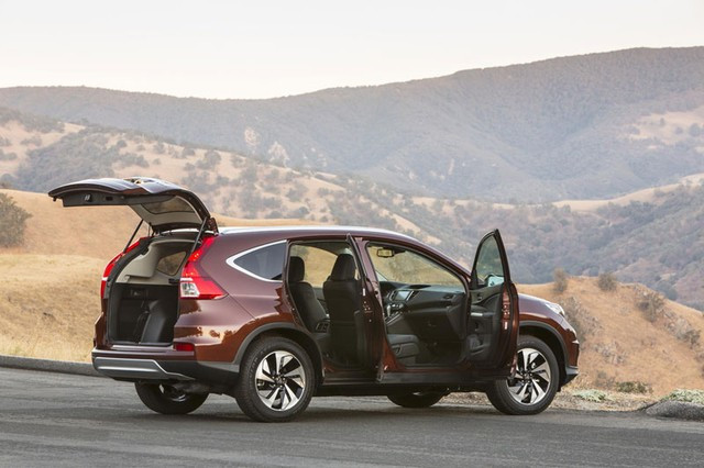 Honda cung cấp cho CR-V 2015 hàng loạt hệ thống an toàn và hỗ trợ hiện đại như hệ thống điều khiển hành trình thích ứng, hỗ trợ duy trì làn đường, phanh chống va chạm, cảnh báo va chạm sớm, cảnh báo chuyển làn đường và theo dõi làn đường.
