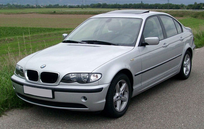 Thế hệ thứ 4 (1998 - 2006): E46. Thế hệ này được cải tiến về công suất, tiện nghi và độ an toàn.