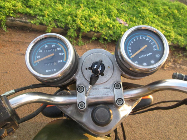 Cụm đồng hồ tách rời với 2 bảng đồng hồ đo tua máy và vận tốc.