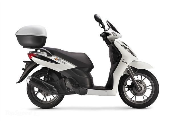 Phiên bản SE được trang bị thêm cốp sau có thể chứa được một chiếc mũ bảo hiểm fullface.