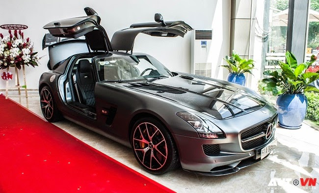 Ra mắt lần đầu tiên tại triển lãm ô tô Los Angeles 2013, SLS AMG GT Final Edition là một phiên bản đặc biệt được Mercedes-Benz tung ra thị trường trước khi cho dòng xe SLS "về hưu".