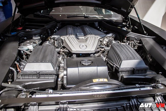 Về tính năng vận hành, SLS AMG GT Final Edition vẫn được trang bị khối động cơ 6.3L V8 nạp khí tự nhiên, cho công suất 591 mã lực tại 6.800 vòng/phút và mô-men xoắn cực đại 650 Nm tại 4.750 vòng/phút.