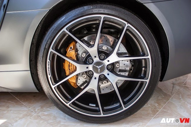 Bộ la-zăng hợp kim siêu nhẹ AMG thiết kế 5 chấu kiểu chữ "Y".