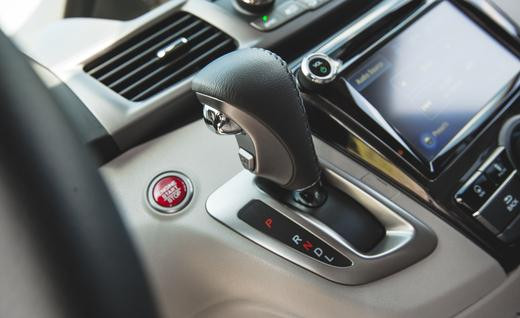 Hộp số tự động 6 cấp của xe.