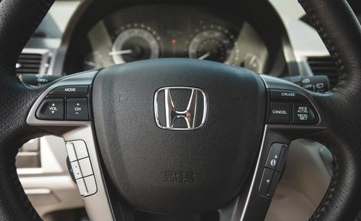 Vô lăng tích hợp các nút điều chỉnh.