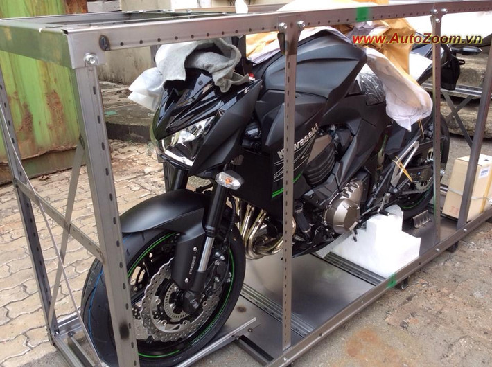 Kawasaki Z800 là sản phẩm thay thế cho Z750 đánh dấu 40 năm ra mắt dòng Z-Series. Thiết kế của Z800 được thừa hưởng từ người đàn anh Z1000 với chiều dài 2.100 mm tương đồng với Z1000, chiều cao thấp hơn 285 mm so với Z1000.