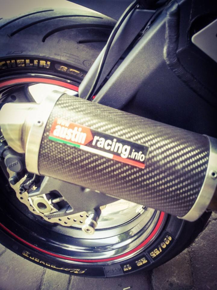 Ống pô Austin Racing trên khối động cơ I4 cho ra một thứ âm thanh khủng khiếp, quá đủ khả năng gây chú ý cùng sức mạnh giải tán đám đông một cách tức thời.