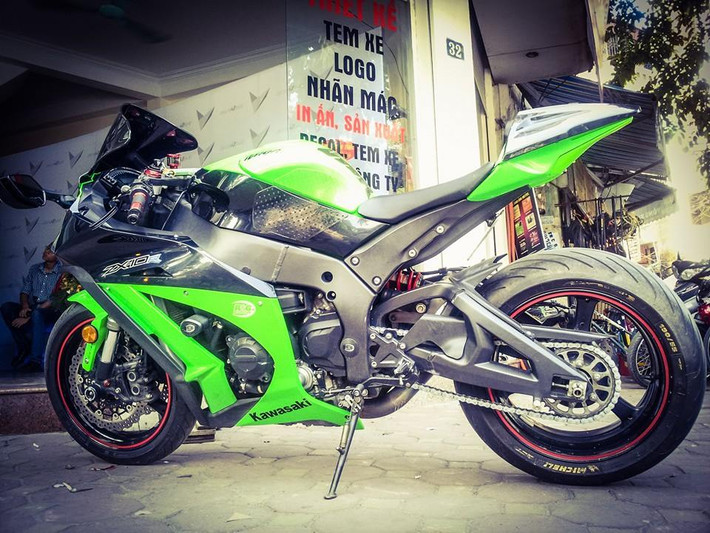 Kawasaki ZX-10R là mẫu SuperSport mạnh mẽ rất được yêu thích bởi kiểu dáng thể thao, bề ngoài góc cạnh đầy hầm hố. Phiên bản độ của ZX-10R thuộc sở hữu của một dân chơi Hà thành sau đây khiến không ít người phải thèm thuồng.